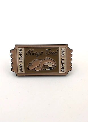 Spilla Always Tired – biglietto in stile nonsense da ammissione cronica con bradipo esausto, brand: Love, condizioni: Ottime, €4.50, €5.43 include la Protezione acquisti